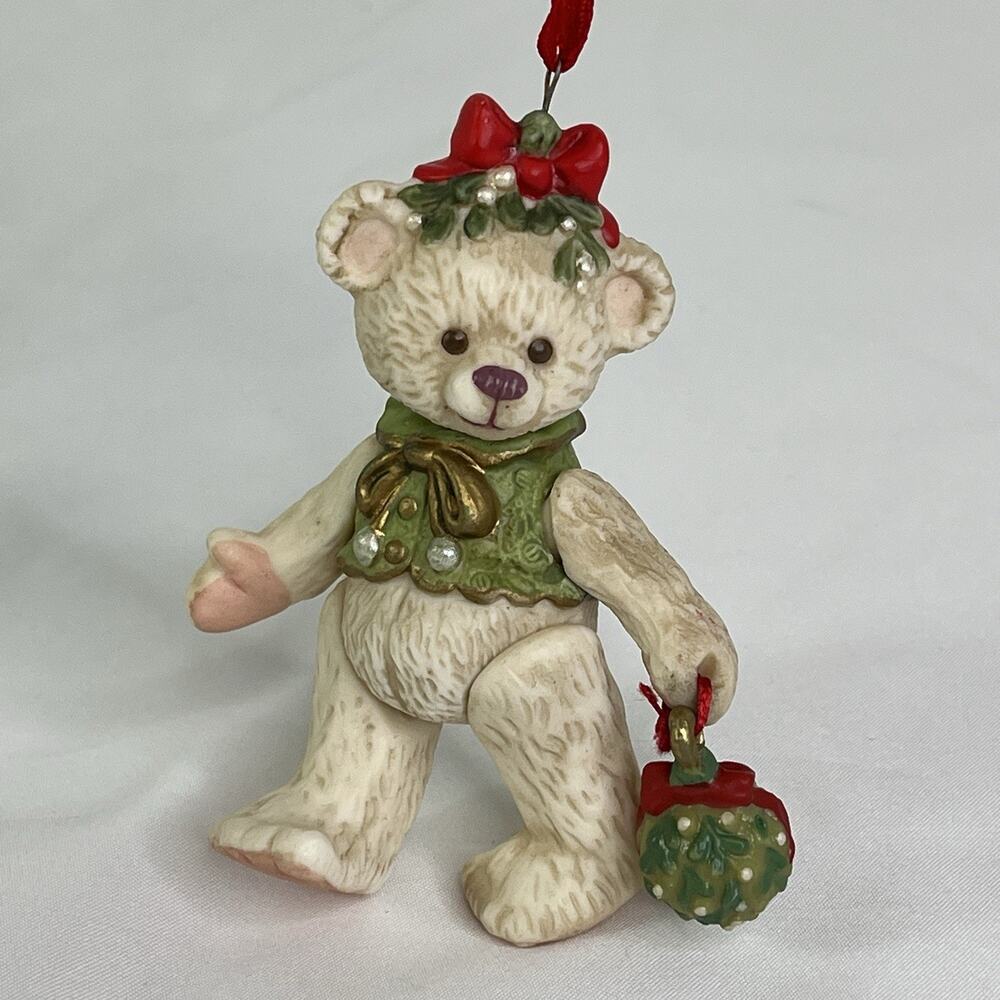 Hallmark Keepsake Christmas ornament 2000 Gift-bearer Mistletoe Bear collectible